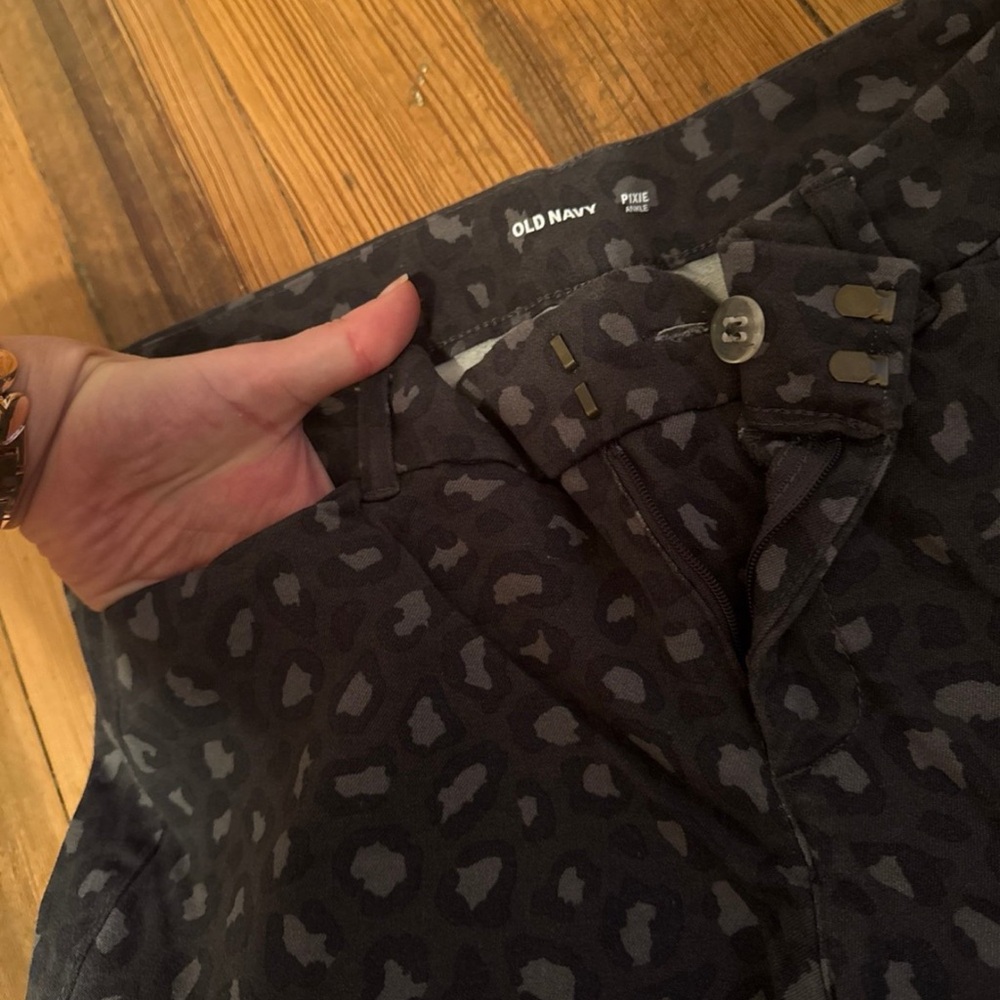 Stylish Gray Leopard Print pixie ankle Pants - image 6